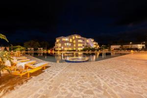 卡塔赫纳Santo Manglar Cartagena Life Wellness Spa Hotel的一座带椅子的度假村游泳池