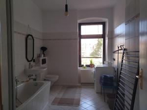 格尔利茨Ferienwohnung im Süden的带浴缸、卫生间和盥洗盆的浴室
