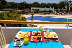 卡塔赫纳Santo Manglar Cartagena Life Wellness Spa Hotel的桌边的桌边,上面有盘子的食物