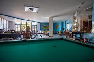 布林迪西Best Western Hotel Nettuno的客厅中央的台球桌