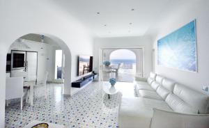 普莱伊亚诺Villa sul mare - Praiano (Amalfi Coast)的客厅配有白色的沙发和桌子