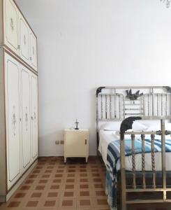 圣萨尔沃Da nonna Maria的一间卧室配有一张床和一个梳妆台