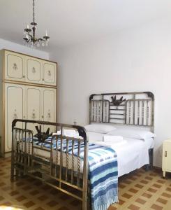 圣萨尔沃Da nonna Maria的一间卧室配有两张床和吊灯。