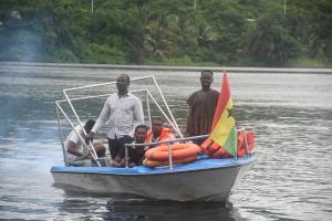 AdomeAdomi Bridge Garden的一群人乘坐小船在水中
