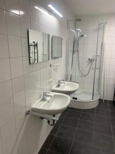 上陶恩Obertauern Fewo Top 12 by Kamper的一间带两个盥洗盆和淋浴的浴室