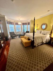 查尔斯顿巴克斯代尔酒店的一间卧室配有一张床和一个沙发