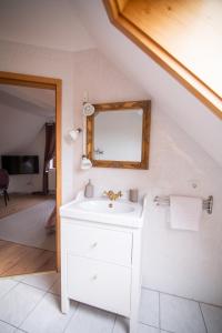 塞布尼茨ApartOne Land-Hotel的浴室设有白色水槽和镜子