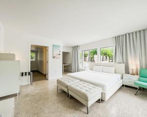 劳德代尔堡Tranquilo的白色的卧室配有一张白色的大床和一张沙发
