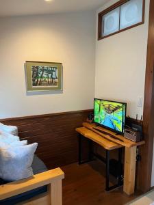 京都Imakumano Terrace - Dohachi An 道八庵的一间配备有一张书桌的房间,电脑在里面