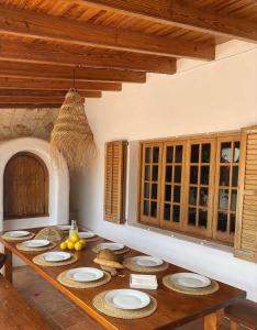 圣塔格鲁迪斯Authentic Villa with amazing pool的厨房配有木桌和盘子
