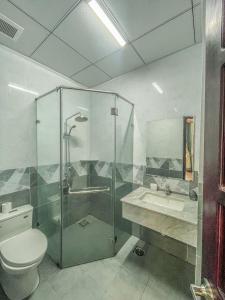 Bến CátKhách sạn Hoàng Minh Châu Mỹ Phước的带淋浴、卫生间和盥洗盆的浴室