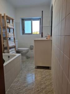 辛特拉Alojamento 3 vistas的浴室配有卫生间、盥洗盆和浴缸。
