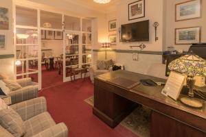 科尔温湾布林恩乌兰德斯酒店的一间带书桌的房间和一间客厅