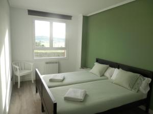 朗格勒韩德冲浪旅馆的一间卧室设有两张床和窗户。