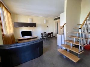 帕尔马科尔特德拉维多利亚公寓式酒店的客厅设有楼梯和带电视的桌子