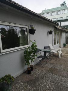 哥德堡Minilägenhet的一个带桌椅的庭院和一个窗户。