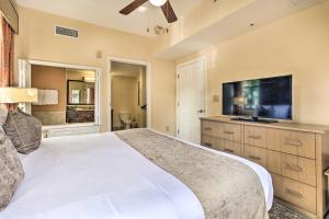 奥兰多Floridays Resort Condo Less Than 4 Mi to Walt Disney!的一间卧室配有一张大床和一台平面电视