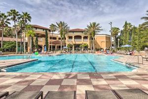 奥兰多Floridays Resort Condo Less Than 4 Mi to Walt Disney!的棕榈树度假村的游泳池