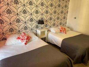 普瓦捷奥夏蓬分酒店的酒店客房带两张床和一面墙