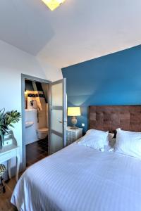 埃特勒塔海盗裤酒店的一间卧室设有一张蓝色墙壁的大床