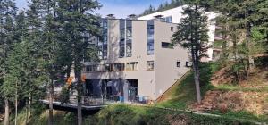 别拉什尼察Staza Resort的享有山丘上树木建筑的外部景色