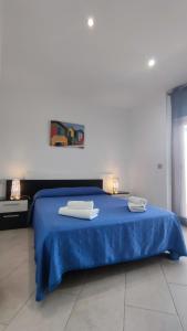 塔拉戈纳Apartamentos Cala Azul La Móra的一间卧室配有蓝色的床和2条毛巾