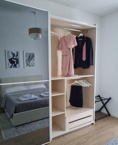 米兰Claro Apartments - Prampolini 12的更衣室配有镜子和床