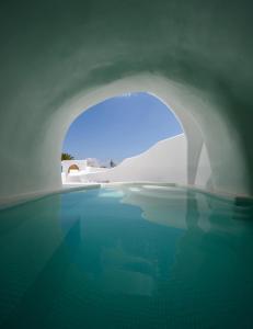 费拉Lotus Cave Villa的隧道里蓝色的游泳池
