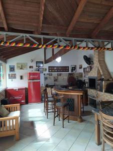 布卢梅瑙iUP HOUSE Hostel的厨房配有红色冰箱和桌椅