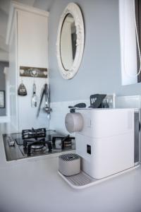 维德尼斯The Loft的白色厨房柜台,配有水槽和显微镜