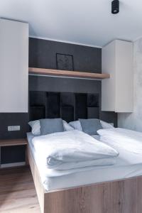 韦莱涅Mobilna hiška pod Lipo的一间卧室配有两张带白色床单的床