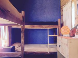 德尔迪阿布罗角Hostel Vente al Diablo的一间卧室配有两张双层床。
