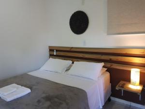 坎布里春天的角落小屋及公寓酒店的一间卧室配有一张大床和木制床头板