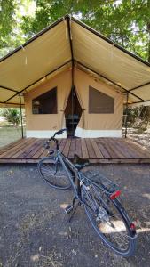 圣阿韦尔坦Onlycamp Tours Val de Loire的停在帐篷前的自行车