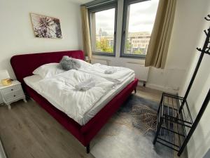 斯图加特UrbanSuites - Modern & Zentral in der City - Dein Zuhause in Stuttgart的一间卧室配有一张带白色床单的床和一扇窗户。