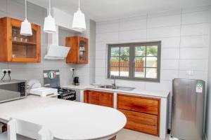 维多利亚Phoenix Apartments的厨房配有白色的柜台和水槽