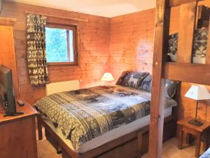 阿克1800Premium Les Alpages de Chantel的小木屋内一间卧室,配有一张床