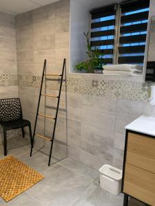 克卢尼La Maison Clémenso的浴室设有梯子、桌子和椅子