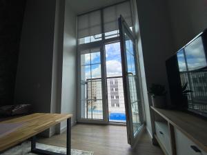 考纳斯Radio city loft的客房设有大窗户,享有建筑的景色