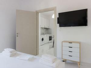 赫索尼索斯Hersonissos Modern One Bedroom Apartment Beachside的白色的房间,墙上配有电视