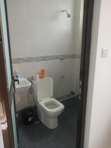 蒙巴萨Amber Apartment的浴室配有白色卫生间和盥洗盆。