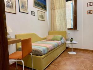 卡斯德尔诺沃贝拉登卡Casa Paola nel Chianti的一张位于带桌子和椅子的房间内的床铺