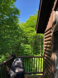 Val-des-LacsQuiet, cozy and comfortable chalet的树屋的阳台