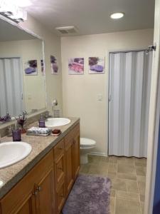 尔湾Resort Like Stay at a Cozy Relaxing Private Room Near UCI的浴室配有2个盥洗盆、卫生间和淋浴。