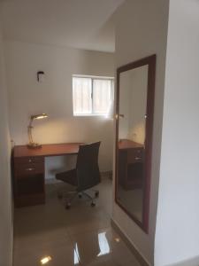 恩塞纳达港Hotel Presidente的办公室配有书桌、椅子和镜子