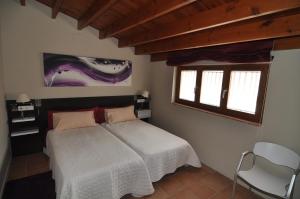 圣马特奥Restaurant & Rooms Cabrit的卧室配有白色的床和窗户。