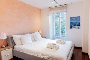 蒙特勒Montreux Grand Rue - Swiss Hotel Apartments的一间卧室配有带毛巾的床