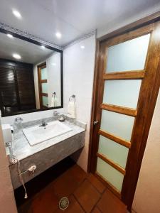 瓦哈卡市多米尼科旅馆的一间带水槽和镜子的浴室