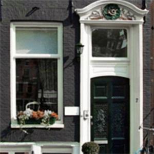 阿姆斯特丹阿姆斯特丹波斯特霍恩酒店的两扇窗户和一扇鲜花门的房子