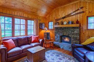 Camp ShermanLake Creek Lodge的带沙发和壁炉的客厅